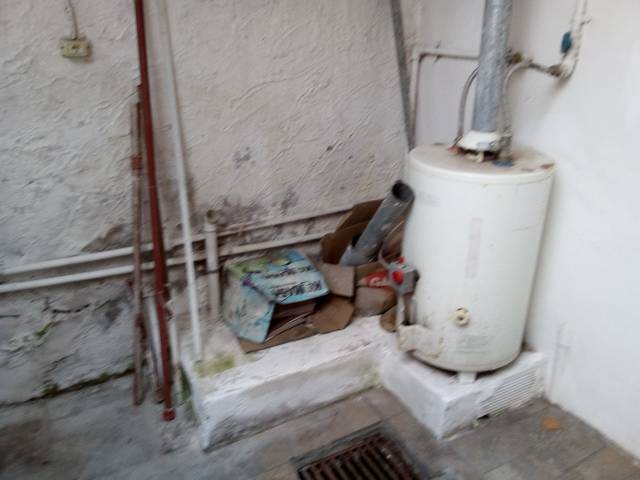 Casa trasera en ALQUILER con 2 dormitorios y cochera cubierta a 4 cuadras de estación glew.