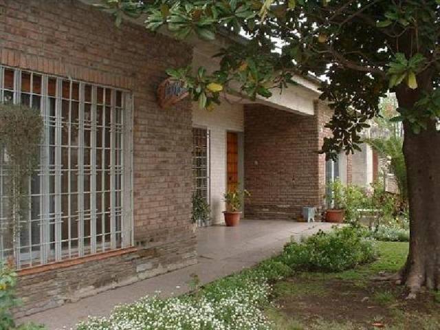 Casa en Venta en Villa de Mayo,sobre avenida. Ideal emprendimiento. 900 mts de lote