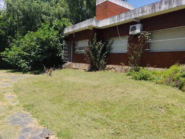 SE VENDE CASAQUINTA  SOBRE LOTE DE 3700M2 EN DIQUE LUJAN