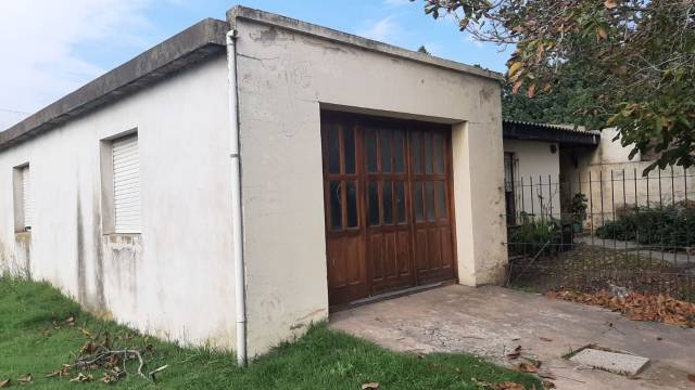 SE VENDE CASA en 1810 1200 con LOTE de 10x30