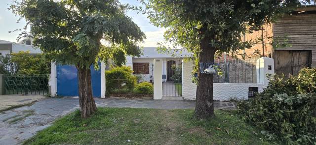 VENTA DE CASA 3 AMBIENTES - LUIS GUILLON - COCHERA - FONDO LIBRE