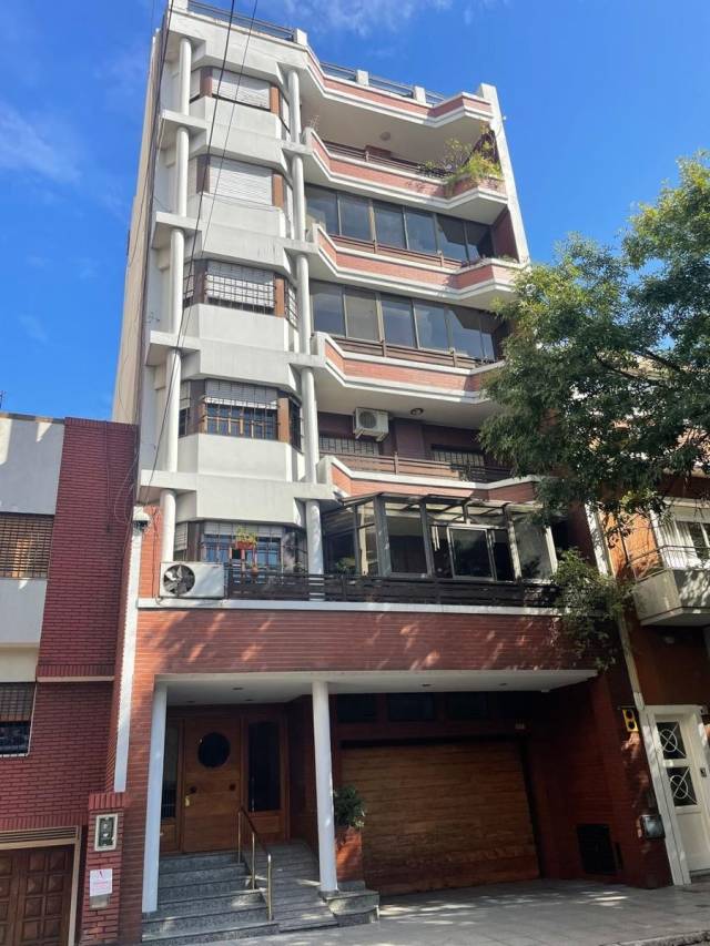 Excelente semipiso de 3 amb con balcón. A metros de Av. Boedo.