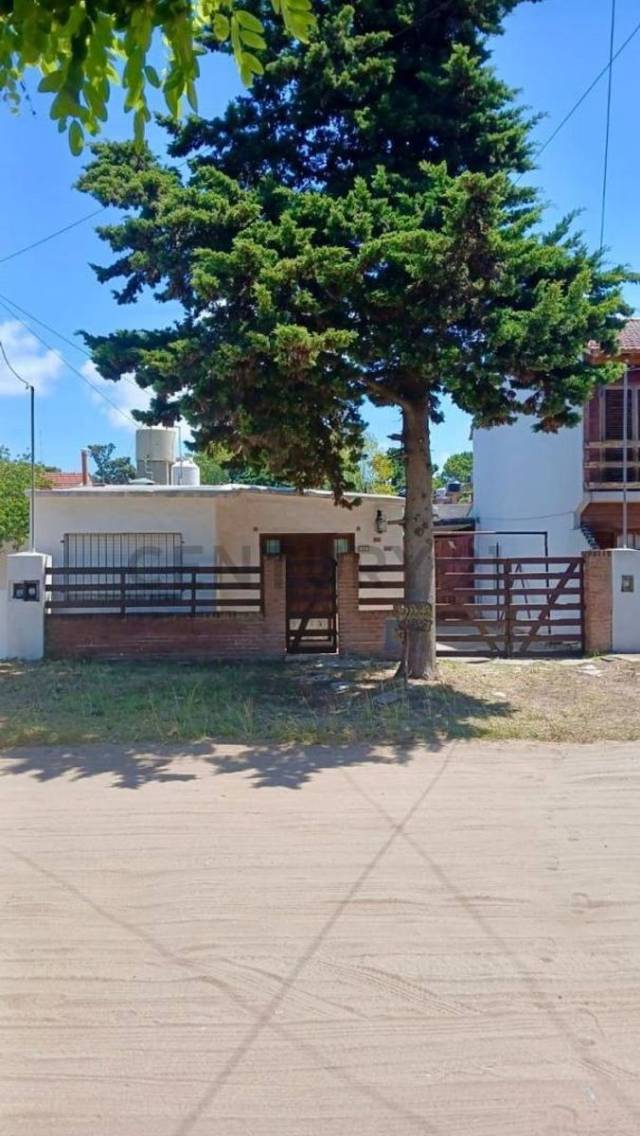 MAR D/AJO,CASA,3-AMBIENTES,CERCANA AL MAR,COCHERA,BUENESTADOGENERAL,ZONA RESIDENCIAL,Y COMERCIAL,(ACEPTA PERMUTA,)OPORTUNIDAD)