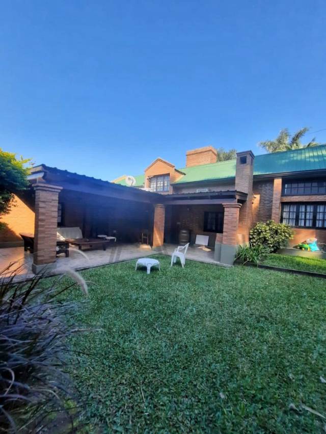 EN VENTA CASA DE 4 DORMITORIOS CON PILETA EN COUNTRY DEL GOLF VIEJO