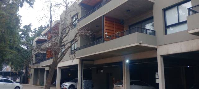 HERMOSO DPTO 3 AMBIENTES CON BALCÓN - COCHERA