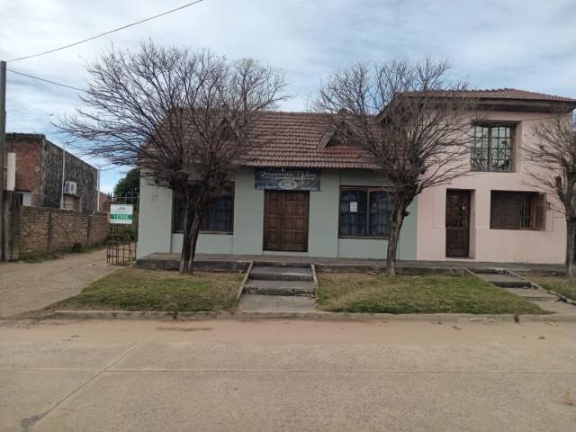 SE VENDEN DOS CASAS Y LOCAL SOBRE LOTE DE 955 M2 EN NORBERTO DE LA RIESTRA