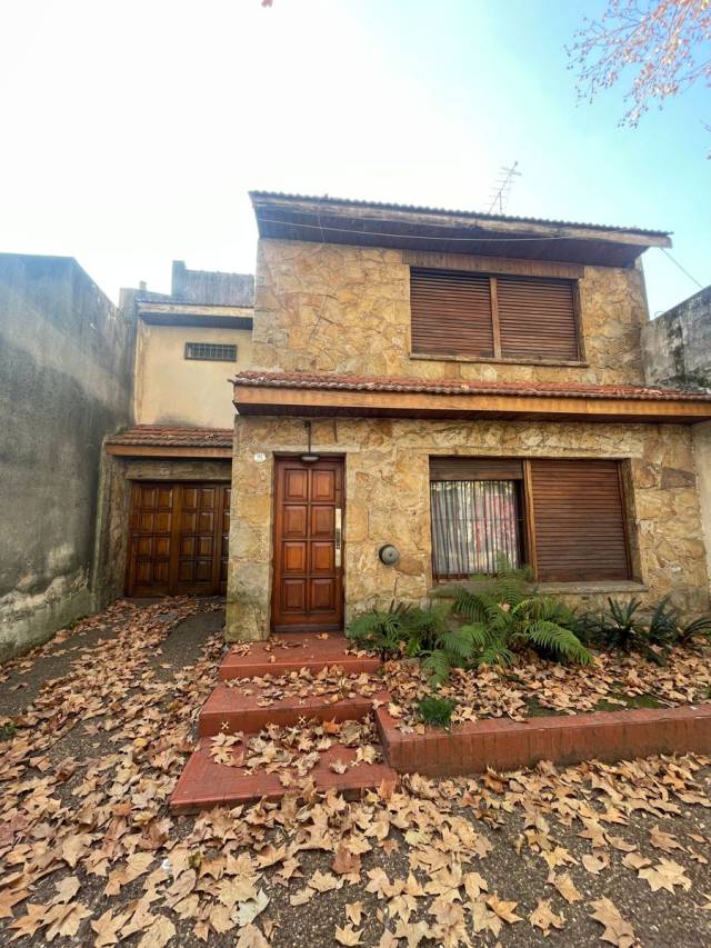 Chalet De 4 Ambientes en Lomas De Zamora.