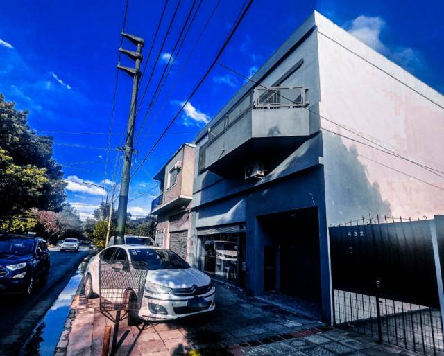 Excelente vivienda con local comercial. Centro de Ituzaingó norte.