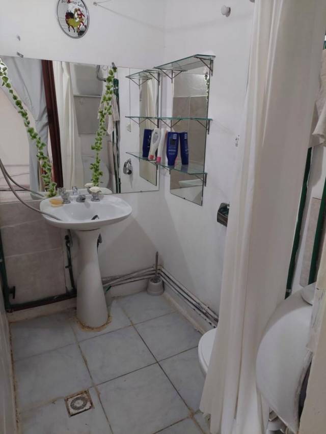 Casa 4 dormitorios con local comercial/monoambiente 211 mts2 cub