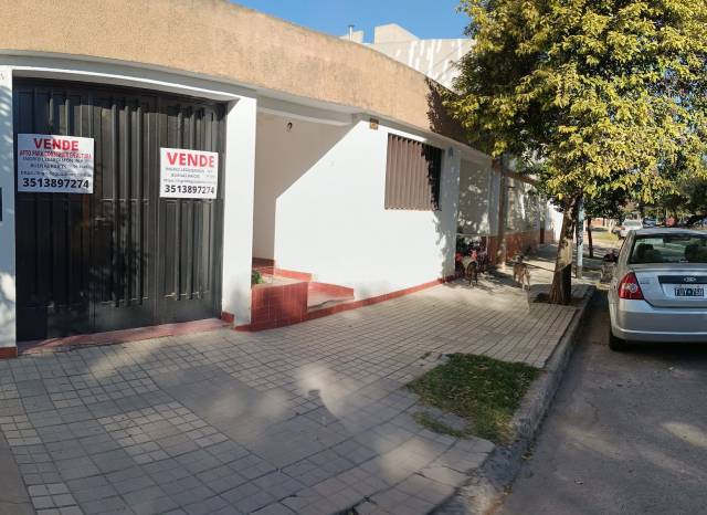 Venta  a Reciclar Casa 4 dormitorios garage patio z/PlazoletaLosJubilados en Alta Córdoba U$S70.000.