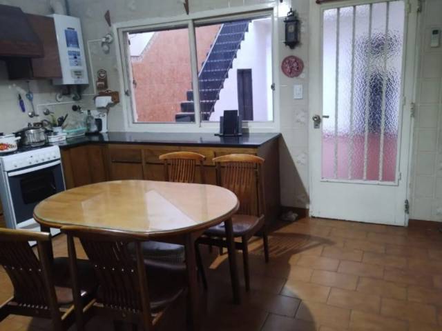 CASA 6 AMBIENTES CON PATIO Y TERRAZA Y  LOTE PROPIO