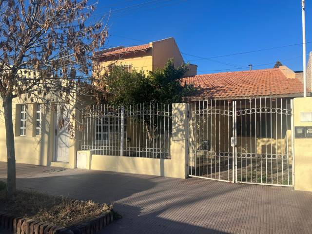 Casa céntrica 4 dormitorios más Depto