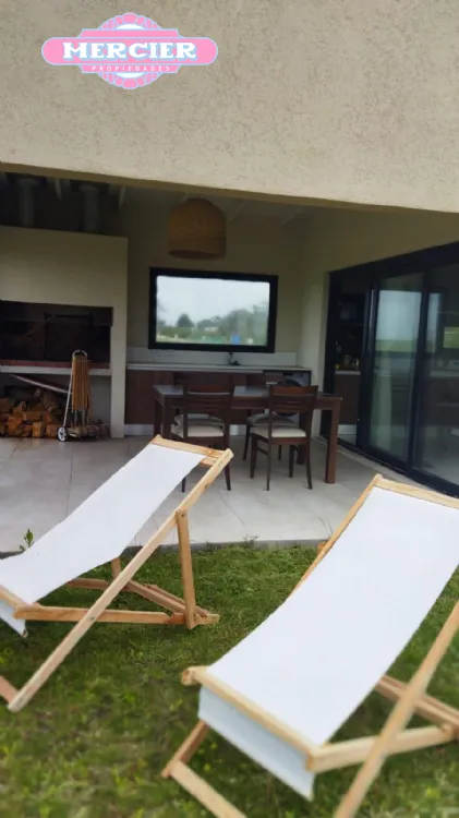 Casa en Alquiler Temporario Golf Club de Miramar. Estado Excelente. 2 Habitaciones. 2 Baños. Temporada Verano 2025