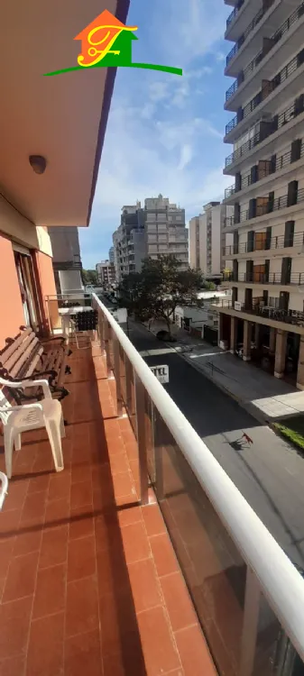Departamento en Venta Zona I de Miramar. Estado Bueno. 3 Habitaciones. 2 Baños. Apto Crédito