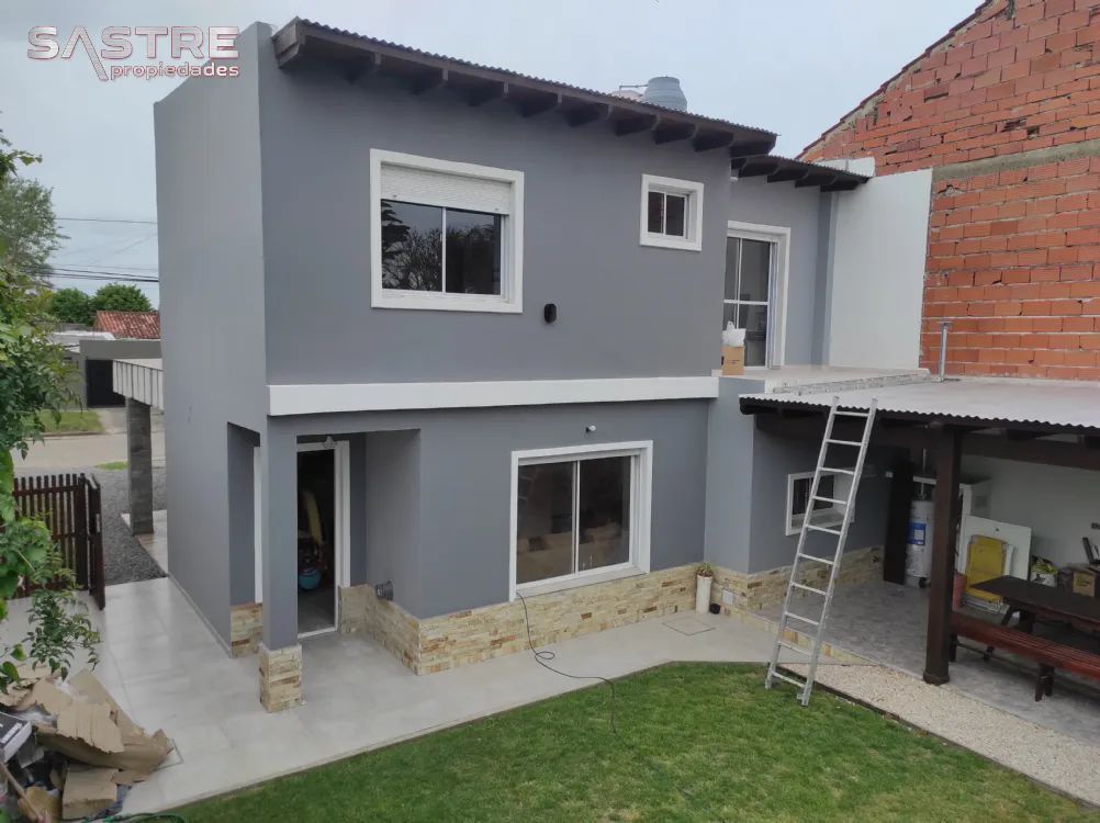 Casa en Alquiler Temporario Zona Todo el año de Miramar. Estado Excelente. 2 Habitaciones. 2 Baños. Temporada Verano 2025