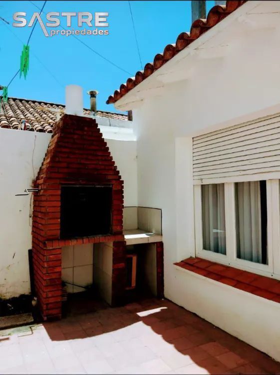 Chalet en Alquiler Temporario Zona IV de Miramar. Estado Muy Bueno. 2 Habitaciones. 2 Baños. Temporada Verano 2025