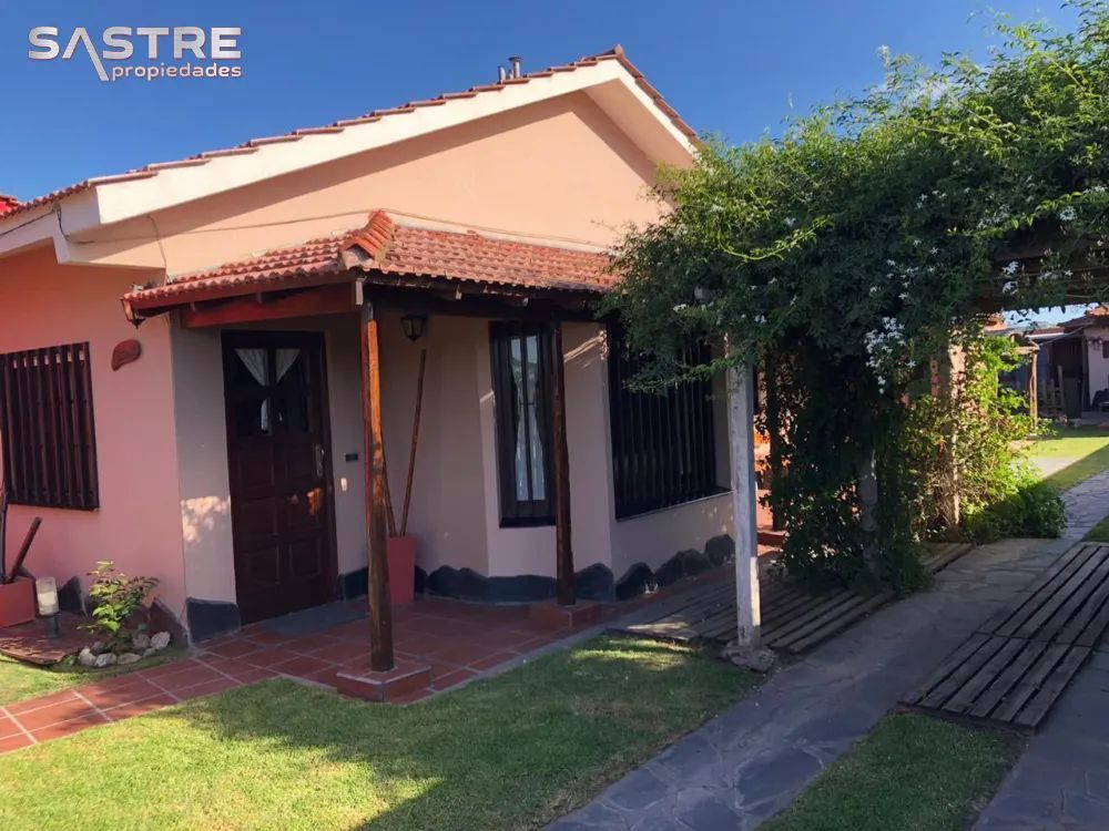 Chalet en Venta Zona Todo el año de Miramar. Retasado a U$S 80000. 2 Habitaciones. 2 Baños.