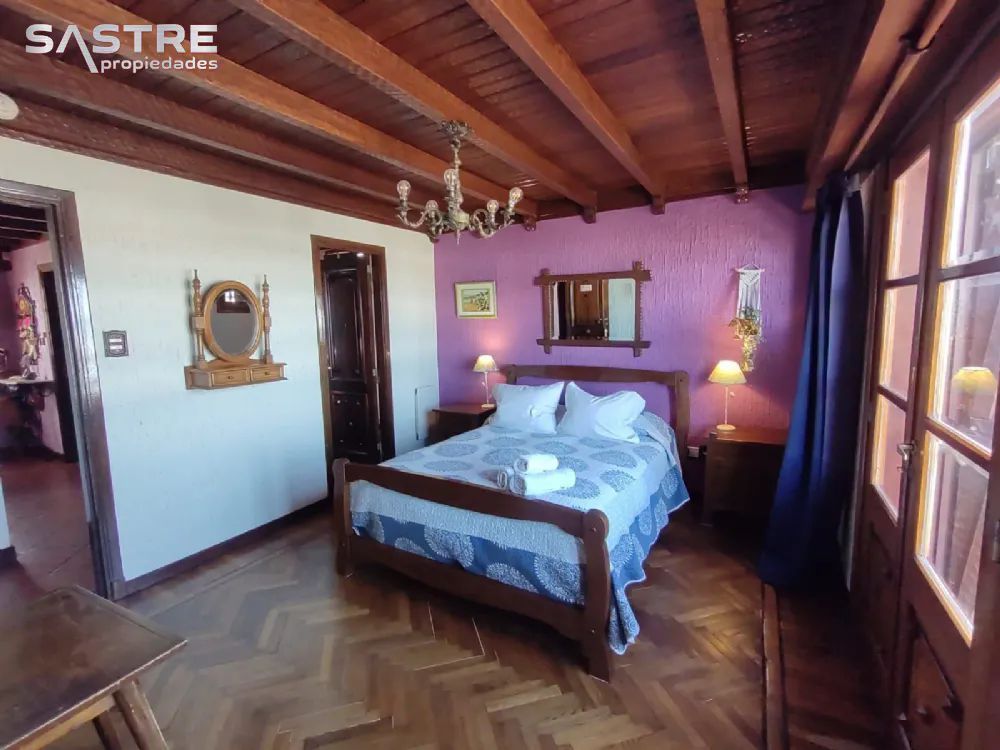Chalet en Venta Zona V de Miramar. Retasado a U$S 350000. 5 Habitaciones. 5 Baños. Apto Crédito