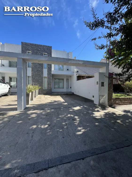 Dúplex en Venta Zona II de Miramar. Estado Excelente. 3 Habitaciones. 2 Baños. Apto Crédito