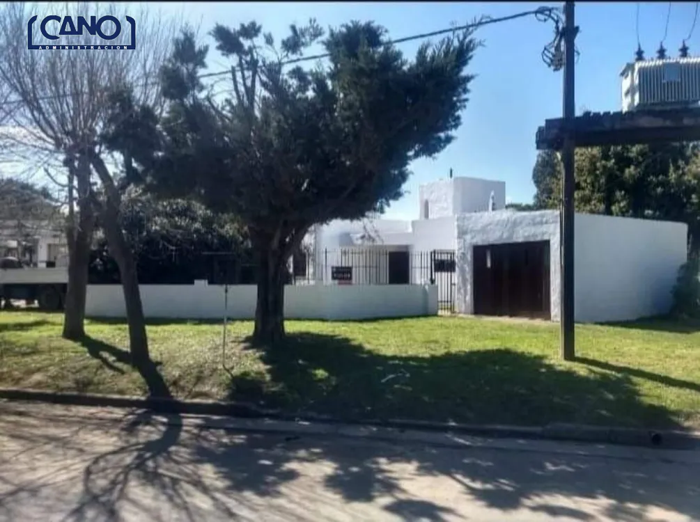Casa en Venta Centro de Mar del Sud. Estado Muy Bueno. 3 Habitaciones. 2 Baños. Apto Crédito