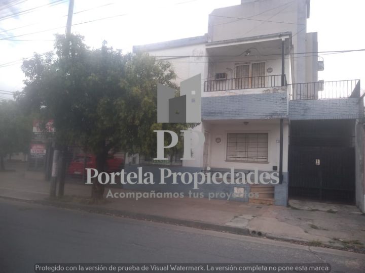 CASA EN DOS PLANTAS CON GALPÓN Y GARAJE MORÓN CENTRO