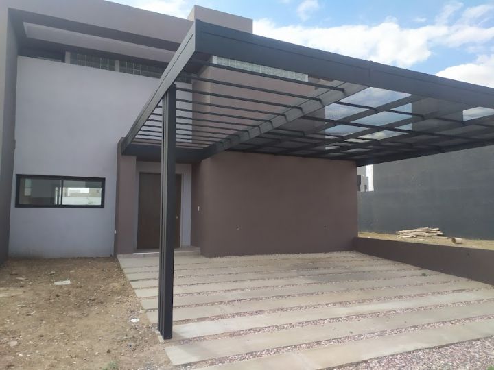 COLINAS DE MANANTIALES - A ESTRENAR POSIBILIDAD DE PILETA Y GALERIA CUBIERTA
