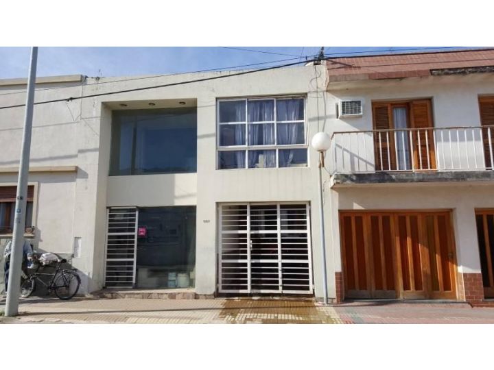 Casa De 2 Dormitorios, Con Local Comercial, Cochera, Jardin Y Pileta