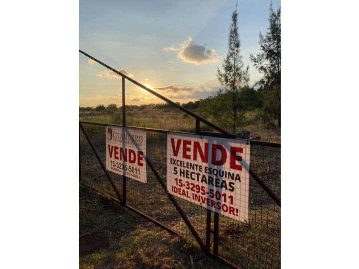Excelente 5 Hectáreas  En Esquina Con 2 Casas Y Galpones