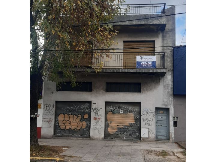 Casa a refaccionar en dos Plantas con Local grande sobre Excelente lote