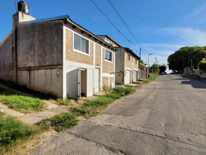 Casa céntrica con patio y cochera! 2 dormitorios con baño completo! Lamadrid 341 (e/ Balbi y Matanza)