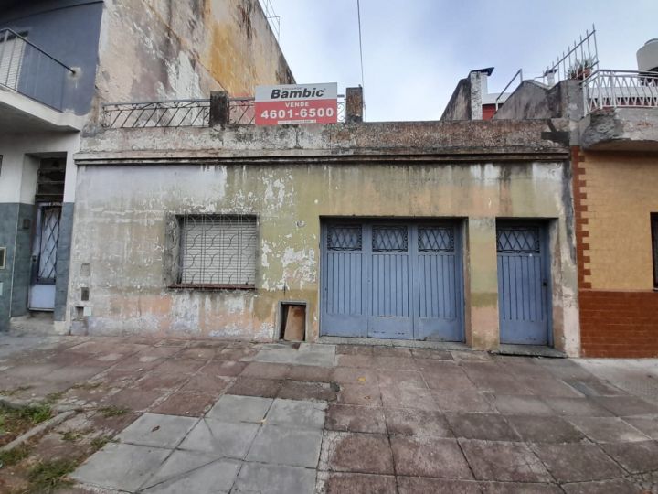 Casa en lote de 8.66 x 17 de 5 ambientes, con patio/garage cubierto, a reciclar