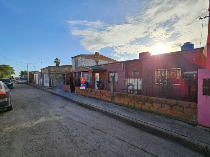 Casa de 3 dormitorios + depto en planta alta. Barrio 14 viviendas (Quinto Cuartel)