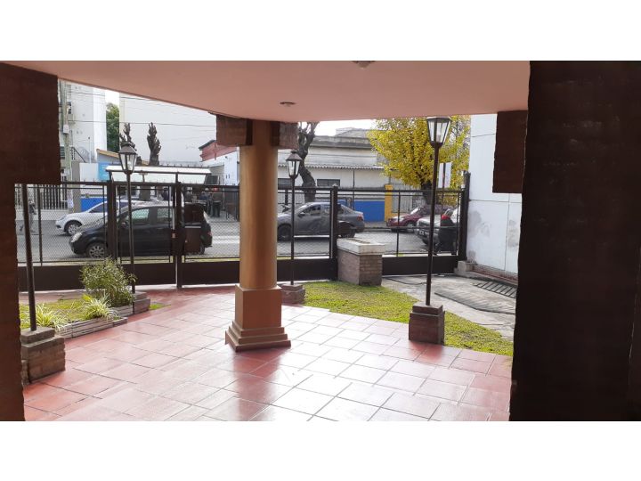Departamento 2 amb Planta Baja en Edificio a 3 cuadras estación Morón  (Idel para oficina o consultorios,)