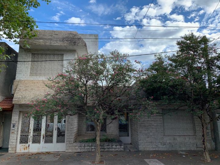 VENTA - Arroyito - Casa de 4 dormitorios con COCHERA, PATIO Y PILETA.