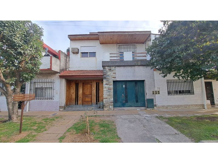 Venta Casa de 4 ambientes con Chochera en Morón.