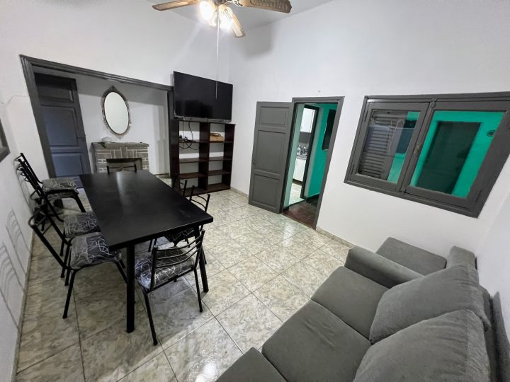 ALQUILER. PROPIEDAD 500 MTS DE TERRENO CON DOS CASAS + GRAN PATIO CON QUINCHO Y ASADOR. IDEAL COMERCIAL