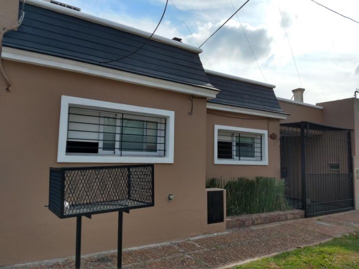 Venta de Casa de 4 ambiente con Pileta en Castelar