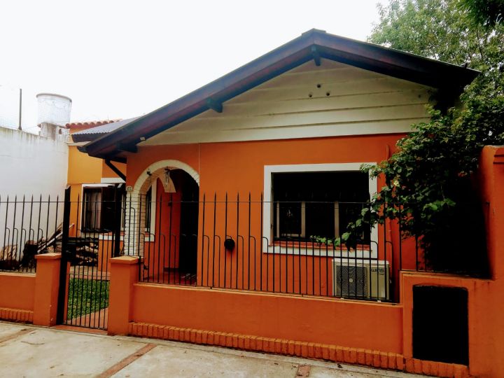 CHALET 4 AMBIENTES CON PILETA EN CASTELAR SUR