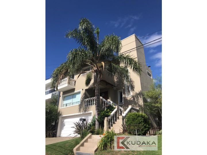 VENTA Casa en barrio cerrado La Estanzuela 1 300m2