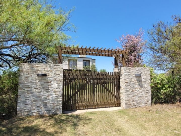 Complejo de 2 monoambientes sobre amplio terreno de 1000m2 - Ideal para turismo! - Calle Minuanes