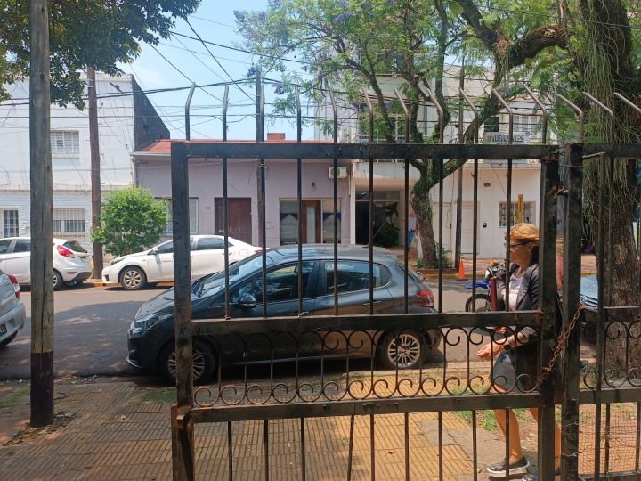Casa sobre Alberdi  a 30 mts del Centro  Av Roque Perez y del Supermercado california Villa Sarita