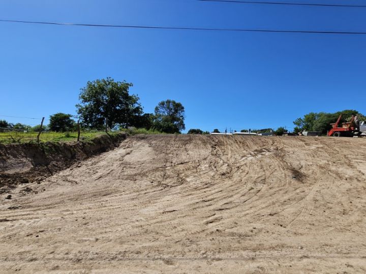 Terreno de 9,10 x 76 -- 679 m2 -- Larrea entre Las Piedras y Paso de la Patria