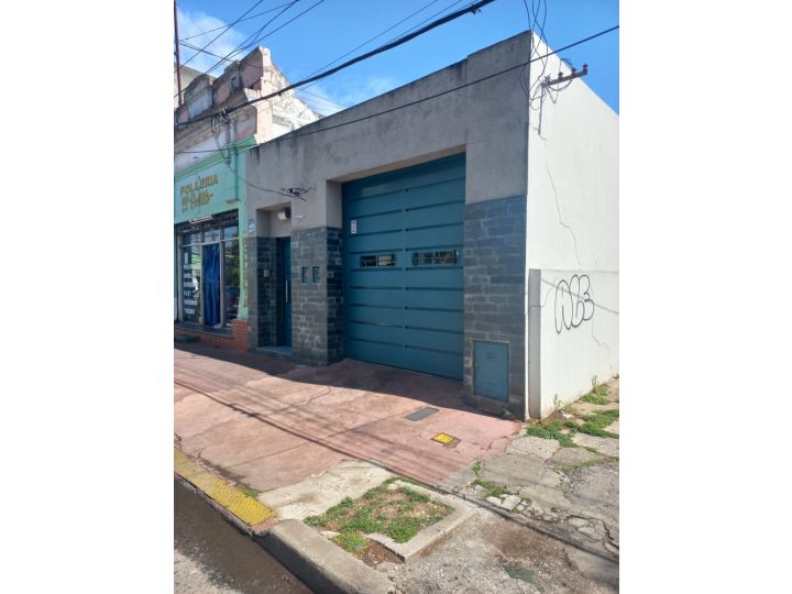 Casa de 4 dormitorios ,local comercial , jardin parquizado . Baigorria 974