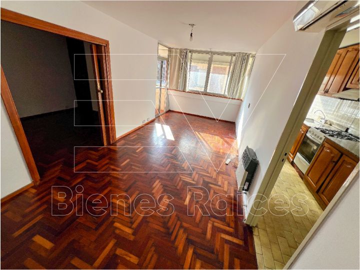 VENTA. CENTRO. DEPTO 2 DORM PISO ALTO CON BALCON.  INDEPENDENCIA ESQ DUARTE QUIROS!  A MTS DE FACULTAD DE ABOGACIA