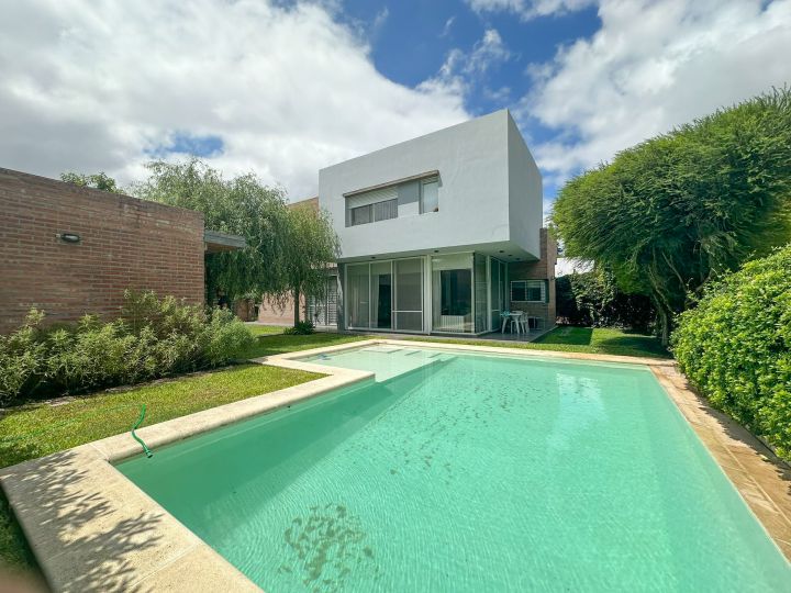 Preciosa casa en barrio Fisherton