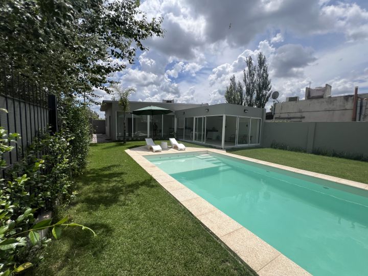 TIERRA DE SUEÑOS 3 - ESQUINA-RETASADA  CALIDAD EDILICIA- NUEVA - PISCINA