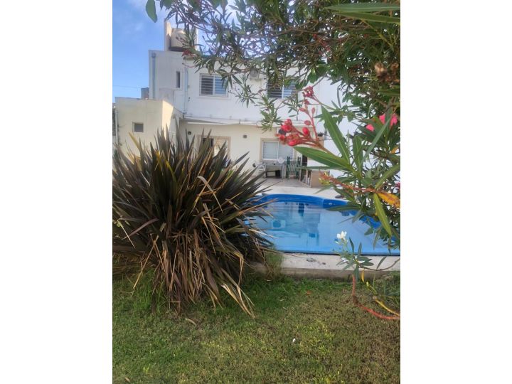Casa 4 ambientes con piscina Moron