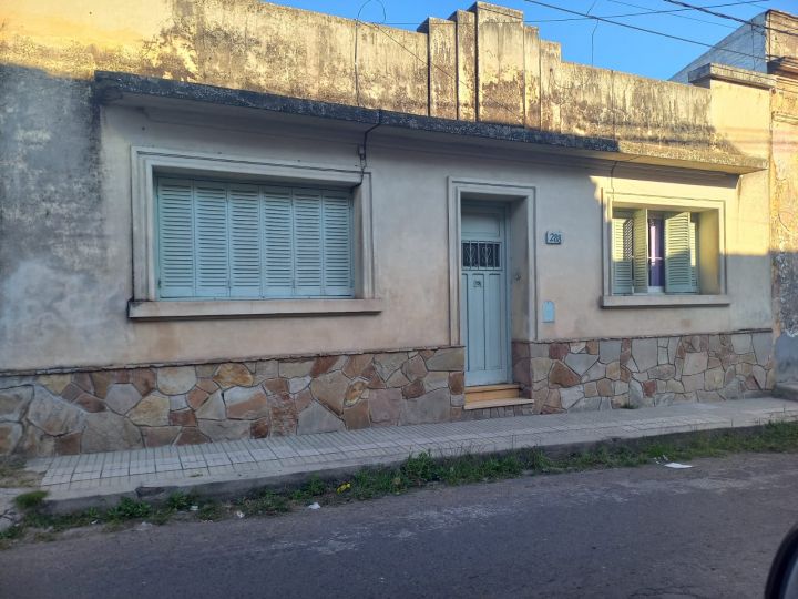 Casa de dos dormitorios, un baño y amplio jardín.