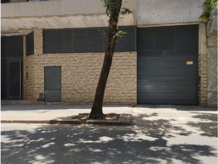 Cochera amplia en Arroyito. Oportunidad