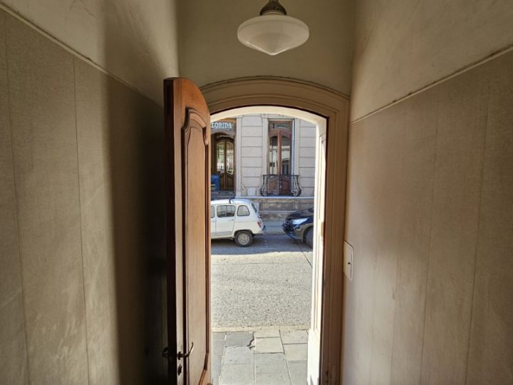 Casa en pleno centro de la ciudad!  RETASADA Amplio terreno